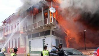 El fuego fue intenso, el inmueble era de madera y había poca presión de agua en hidrantes.
