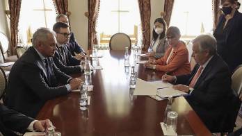 Orbán al frente a la derecha, durante la firma del convenio para la exportación de granos, roto este sábado por Rusia.