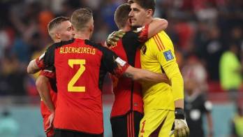 Courtois lidera victoria de Bélgica