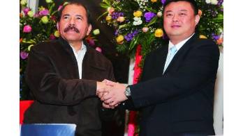 El presidente de Nicaragua, Daniel Ortega y empresario Wang Jing firmaron el acuerdo del canal en el 2013.