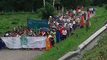 Indígenas se desplazan en rechazo de Barro Blanco.