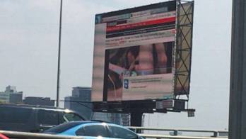 Por varios minutos se transmitieron videos pornográficos en la autopista. No se reportaron accidentes.