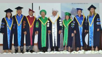 Los galardonados y las autoridades de Isae Universidad.