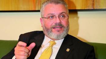 Milton Henríquez, nuevo embajador.