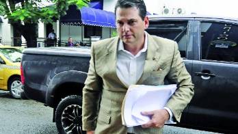 Niegan demanda a Iván Clare