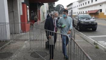 La audiencia estaba programada para la 10:00a.m., pero comenzó cinco horas después.