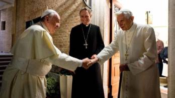 El papa Francisco junto a Benedicto.