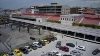 Clientes se quejan de los precios de los estacionamientos.