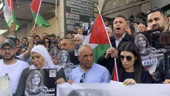 Cientos de palestinos se concentraron el miércoles en las oficinas de la cadena Al Yazira en Ramala para despedir a la periodista Shireen Abu Akleh, baleada en la cabeza.