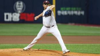 Ariel Jurado lanzador de los Héroes de Kiwoom.