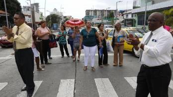 Los docentes luego de manifestar su inconformidad, decidieron cerrar la vía por unos minutos.