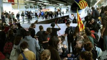 Los cortes ocurrieron a lo largo de todo el día han provocado momentos de tensión entre usuarios de los trenes y manifestantes.
