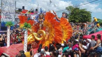 Paseo de la reina de Calle Abajo de San Carlos, Lisette Noemí González. Hubo mucha agua y diversión para los visitantes.
