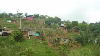 En el lugar ya hay casas construidas. Mientras, se dilata el proceso de lanzamiento por intruso.