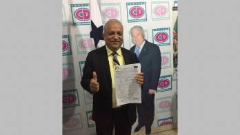 Luis Eduardo Camacho se postuló ayer en la sede de CD.