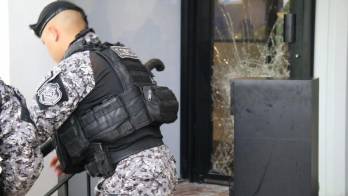 Los delincuentes rompieron con un mazo la puerta de vidrio para cometer su fechoría