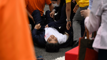 El ex primer ministro japonés Shinzo Abe tras ser tiroteado hoy en Nara.