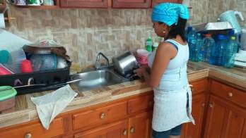 En el hogar, las mujeres realizan más del triple de trabajo de cuidados no remunerados que los hombres.