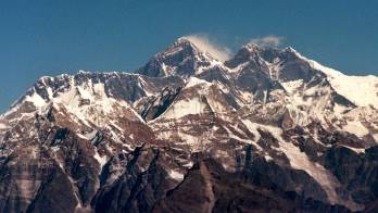 Fotografía de archivo de la cordillera Himalaya y el Monte Everest, la montaña más alta de la Tierra (c) vista desde un avión en Nepal. EFE/Martin Athenstaedt