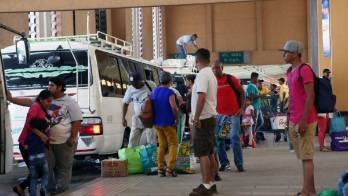 Viajeros retornan del interior del país.