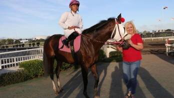 ‘Derek I' con su preparadora Judy Barría, tras el triunfo.