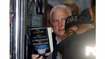 Martinelli muestra uno de sus libros