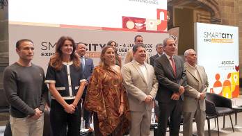 Fotografía sin fecha específica de toma cedida por PRONUS que muestra a personas posando para una foto durante una reunión del Smart City Expo Latam Congress.