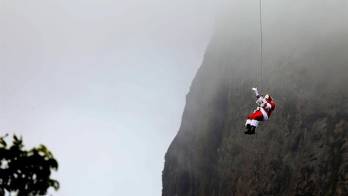 Un intrépido Papá Noel se lanza de rapel por el cerro de Pan de Azúcar en Río