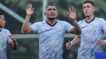 Ronaldo Dinolis celebra su anotación.