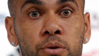 Alves permanece detenido.