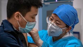 China lucha por contener sus rebrotes mientras avanza la vacunación