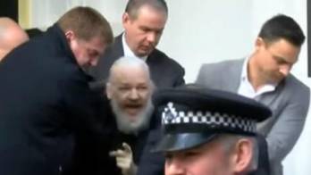 Assange en el momento que es detenido.