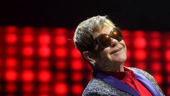 Elton John cancela dos conciertos en EE.UU. tras dar positivo a la covid-19