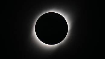 El eclipse solar ensombrece y fascina a Argentina