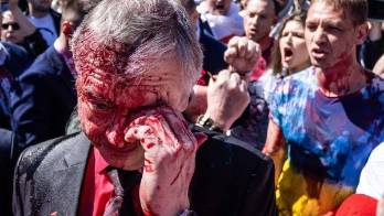 ¡Rusofobia! Le tiran pintura roja en la cara al embajador ruso en Polonia