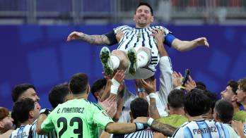 Lionel Messi es levantado como símbolo de la victoria de Argentina.