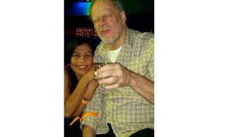 Paddock junto a su esposa Mariblou Danley, quien es buscada por la Policía de Las Vegas.