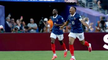 Kylian Mbappé, de Francia, celebra tras anotar el primer gol del equipo en el partido ante Suecia en el Mundial 2026.