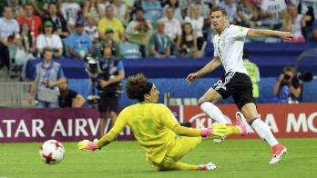 El alemán León Goretzka y el portero mexicano.