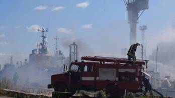 Bomberos sofocan las llamas en el puerto de Odesa.