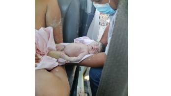 Inspectora de la ATTT atiende parto dentro de un taxi y el bebé nace sano