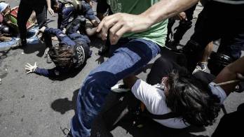 Policías se enfrentan con manifestantes durante una protesta feminista hoy, en San José (Costa Rica).
