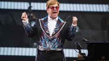 Elton John fue hospitalizado por un accidente doméstico