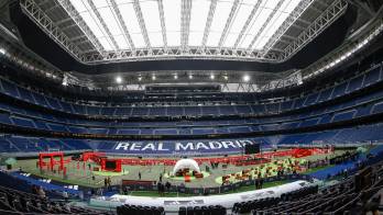Roberto Carlos y Karanka dan la bienvenida al trofeo del Mundial en su visita al Bernabéu