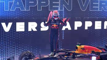 El piloto neerlandés de Red Bull Max Verstappen celebra el Gran Premio de Catar.