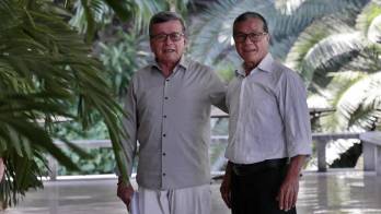 Nicolás Rodríguez Bautista -alias Gabino- (d), junto al negociador de ese grupo en los diálogos de paz con el Gobierno colombiano, Israel Ramírez -alias 'Pablo Beltrán' .