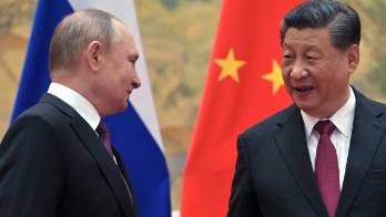 El presidente de Rusia Vladimir Putin (i) y el presidente de China, Xi Jinping (d) reunidos en Pekín, China, el 4 de febrero de 2022.