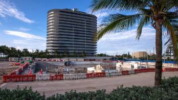 Fotografía de archivo de la zona donde estaba el complejo de apartamentos Champlain Towers, cuya mitad colapsó y la otra fue derrumbada, en la ciudad de Surfside, Florida.