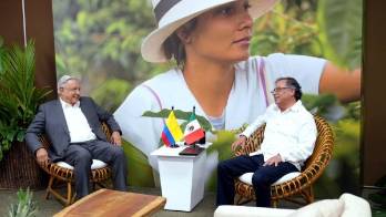 Fotografía cedida por la presidencia de Colombia de El presidente mexicano, Andrés Manuel López Obrador (izq.) en reunión con su homólogo, Gustavo Petro, con quien conversó de las iniciativas de paz que hay en marcha en el país y sobre el cambio de paradigma mundial con las drogas, hoy en Cali (Colombia).