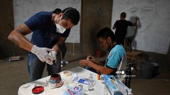 El artista que pinta murales con la sangre de los tatuados en Colombia